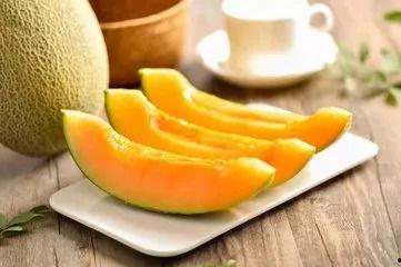 宝宝吃哈密瓜嘴唇黑紫色,宝宝吃哈密瓜嘴唇变黑紫之谜揭晓