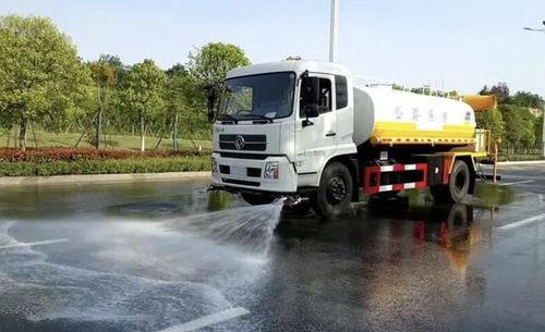 带音乐的洒水车视频,欢乐旋律中的城市清新守护者