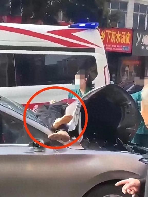 车撞人视频,车撞人瞬间，现场画面触目惊心