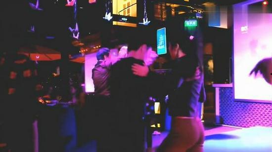 酒吧舞蹈视频,跟随热门舞蹈视频，解锁潮流舞步魅力